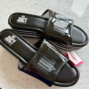 Juicy Couture Black and White Sandals with Cushioned Sole and Open-Toe Design